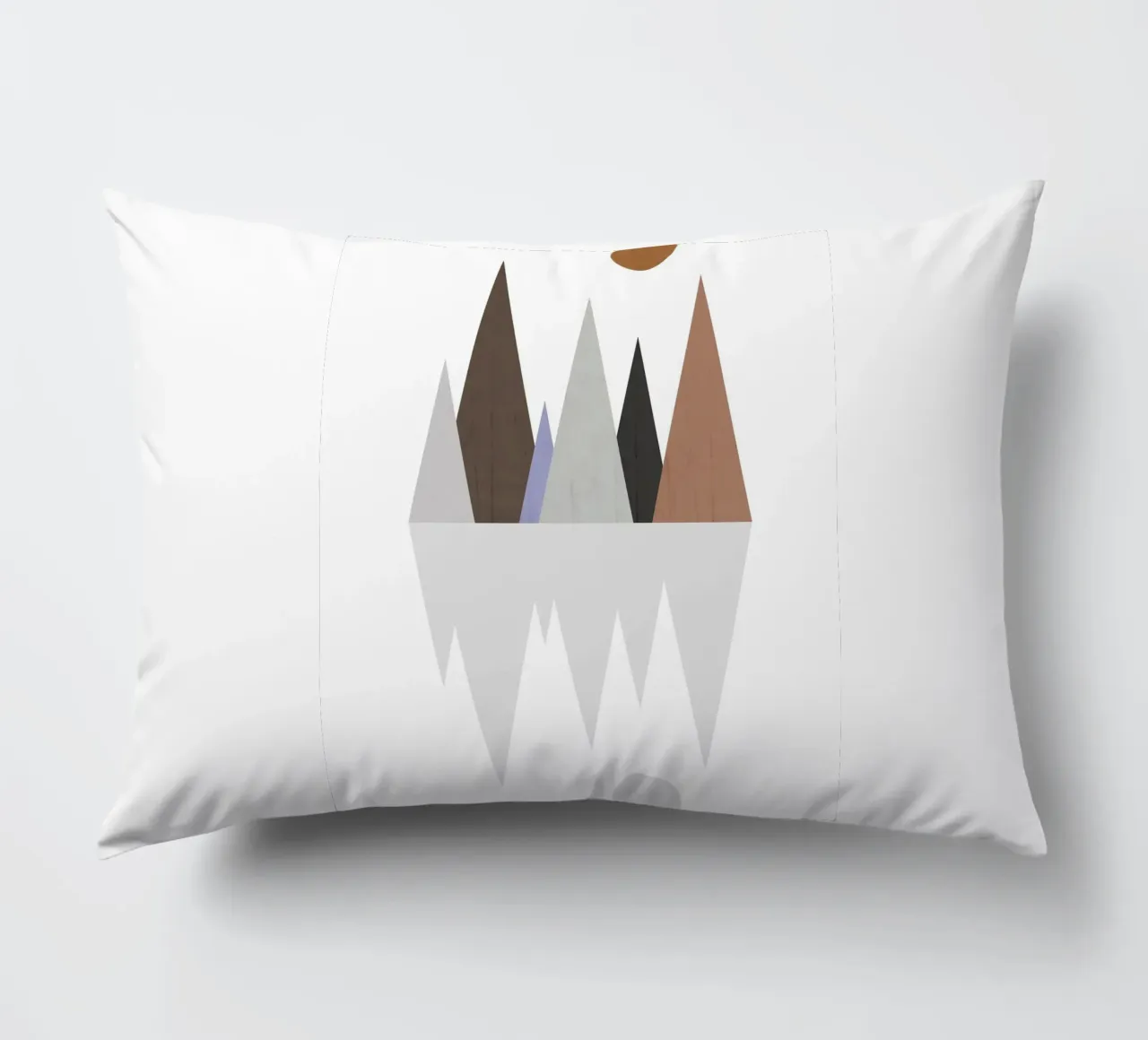 Minimalist landscape with inverted reflection cuscino da LisaArtes