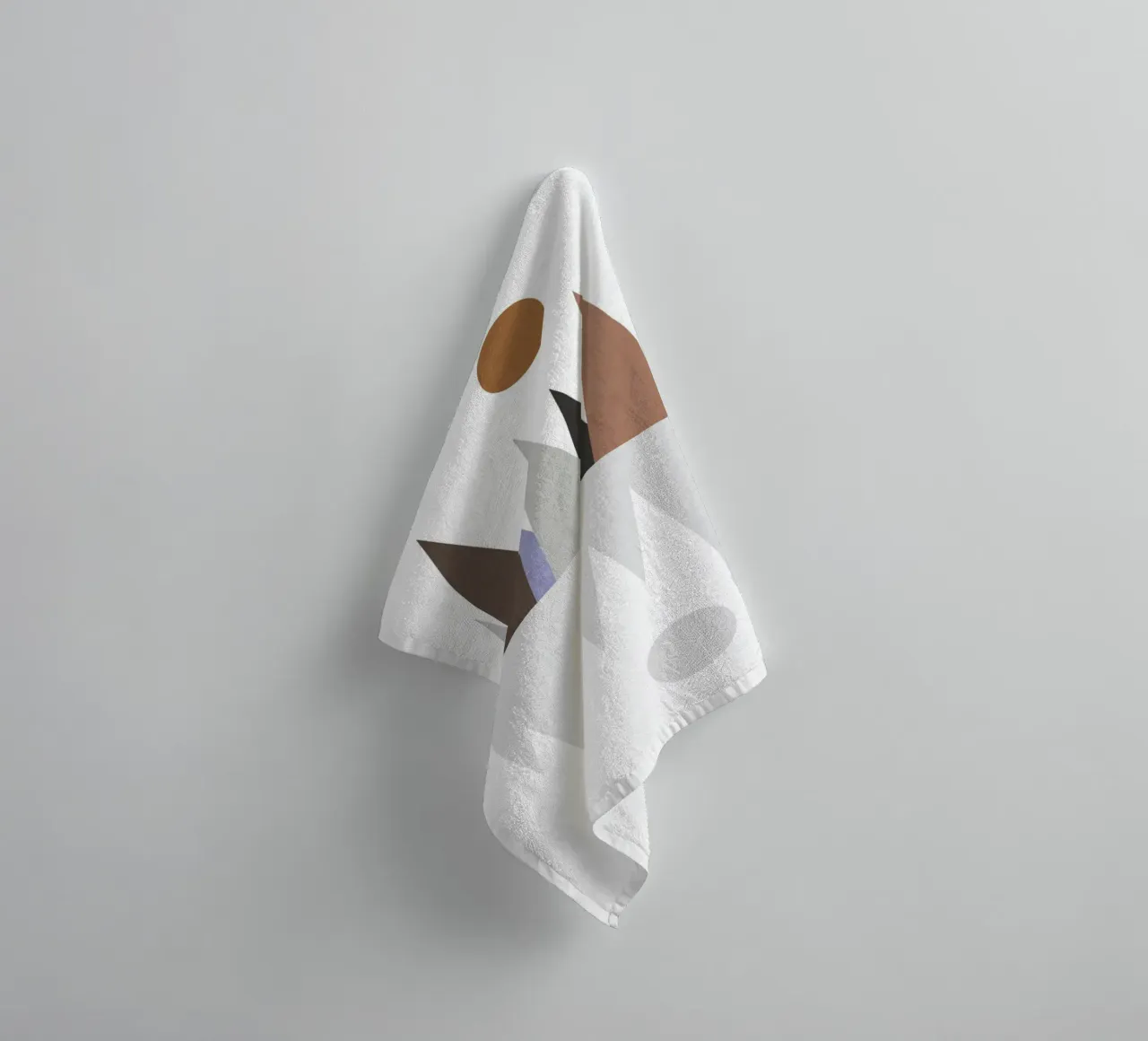 Minimalist landscape with inverted reflection Handtuch von LisaArtes