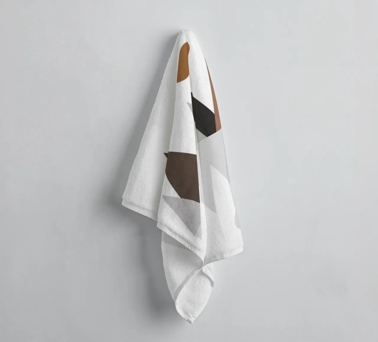 Minimalist landscape with inverted reflection Handtuch von LisaArtes