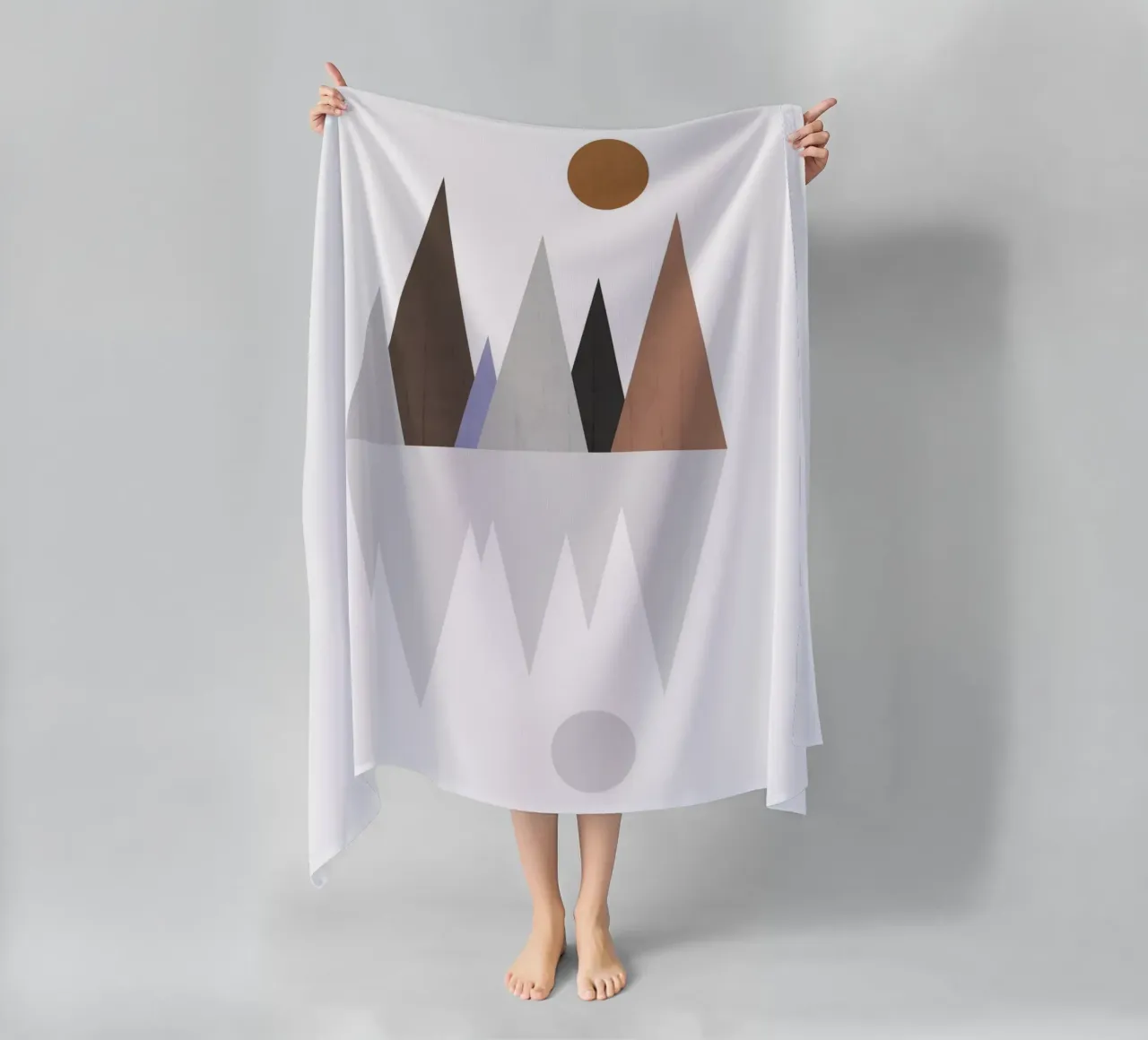 Minimalist landscape with inverted reflection strandhanddoek van LisaArtes