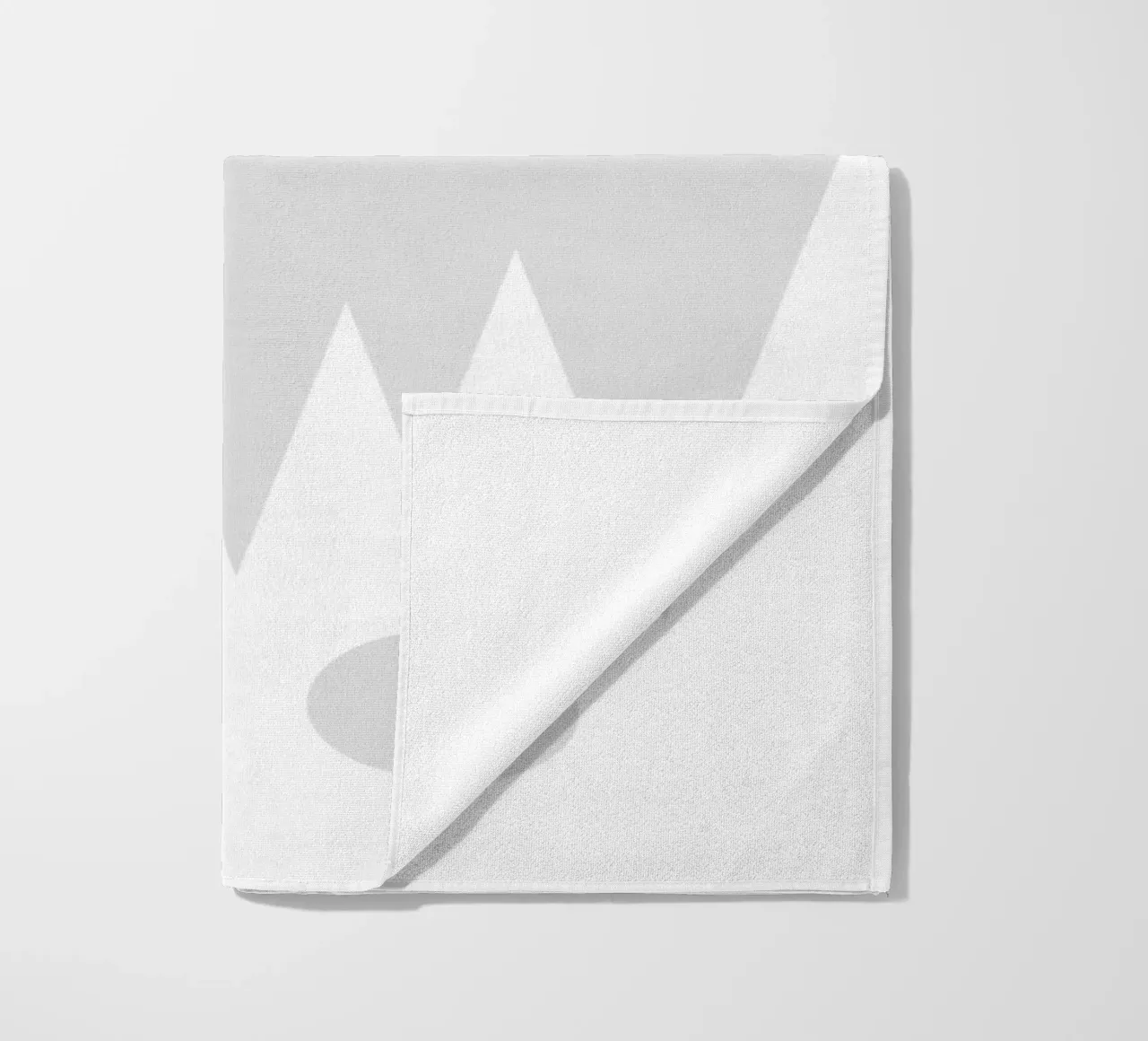 Minimalist landscape with inverted reflection strandhanddoek van LisaArtes