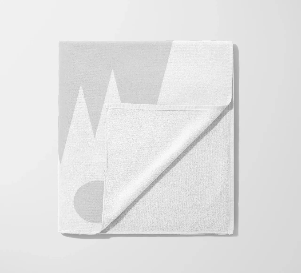 Minimalist landscape with inverted reflection strandhanddoek van LisaArtes