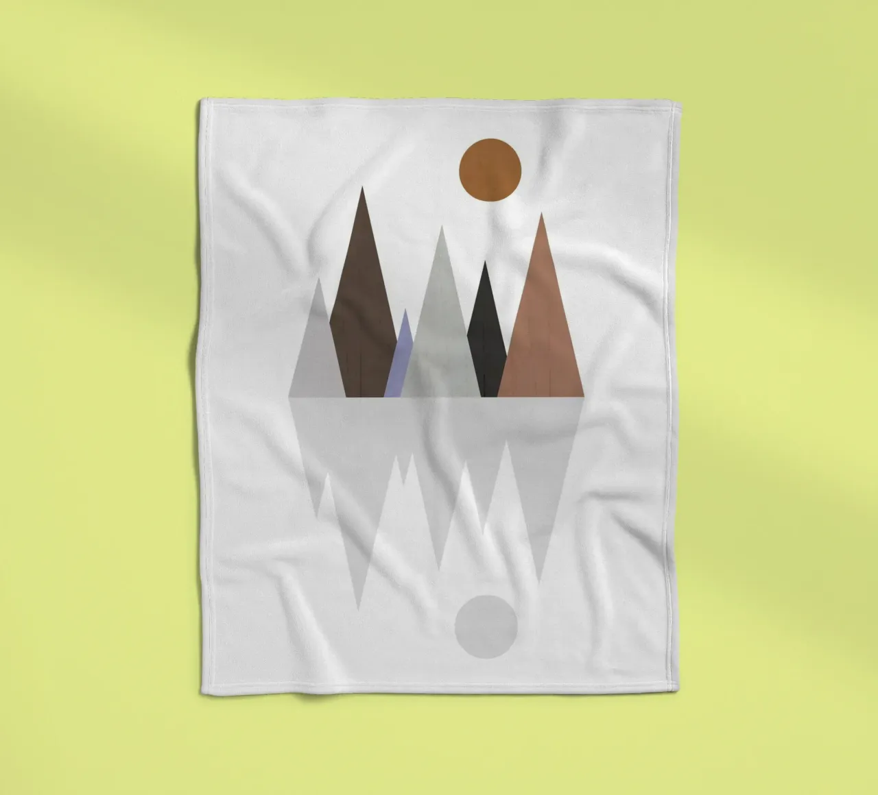 Minimalist landscape with inverted reflection coperta in pile da LisaArtes