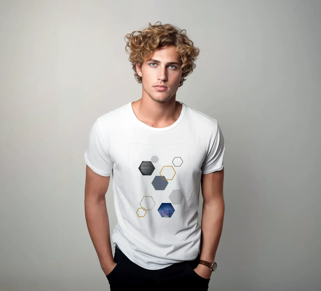 Hexagonal shapes and planet camiseta de LisaArtes