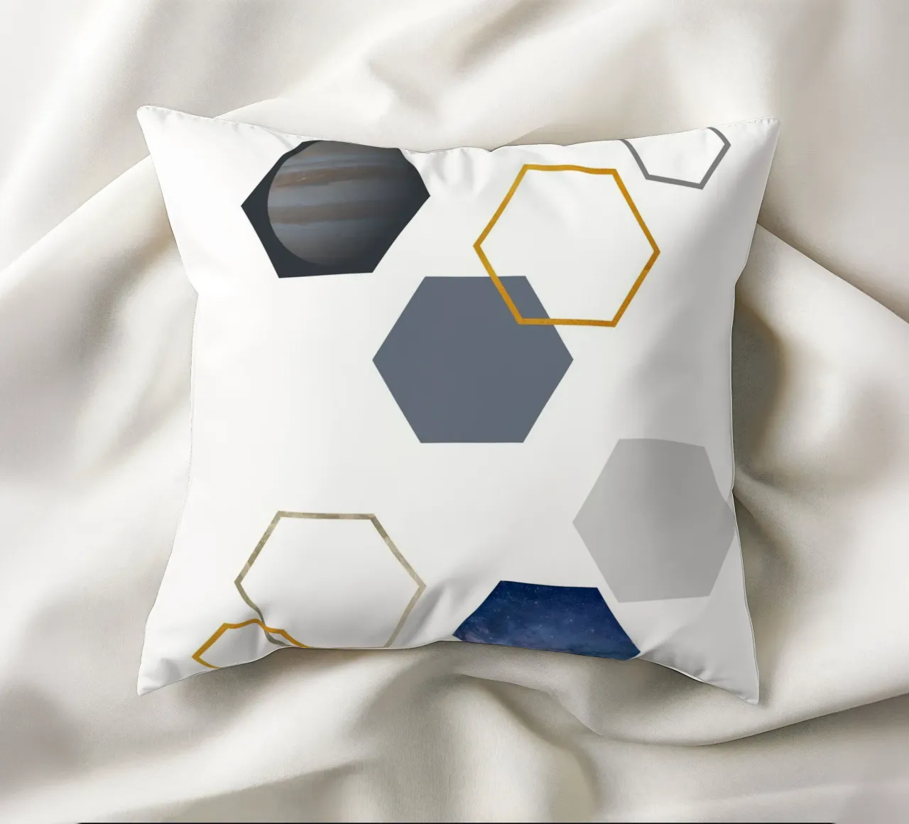 Hexagonal shapes and planet cuscino da LisaArtes