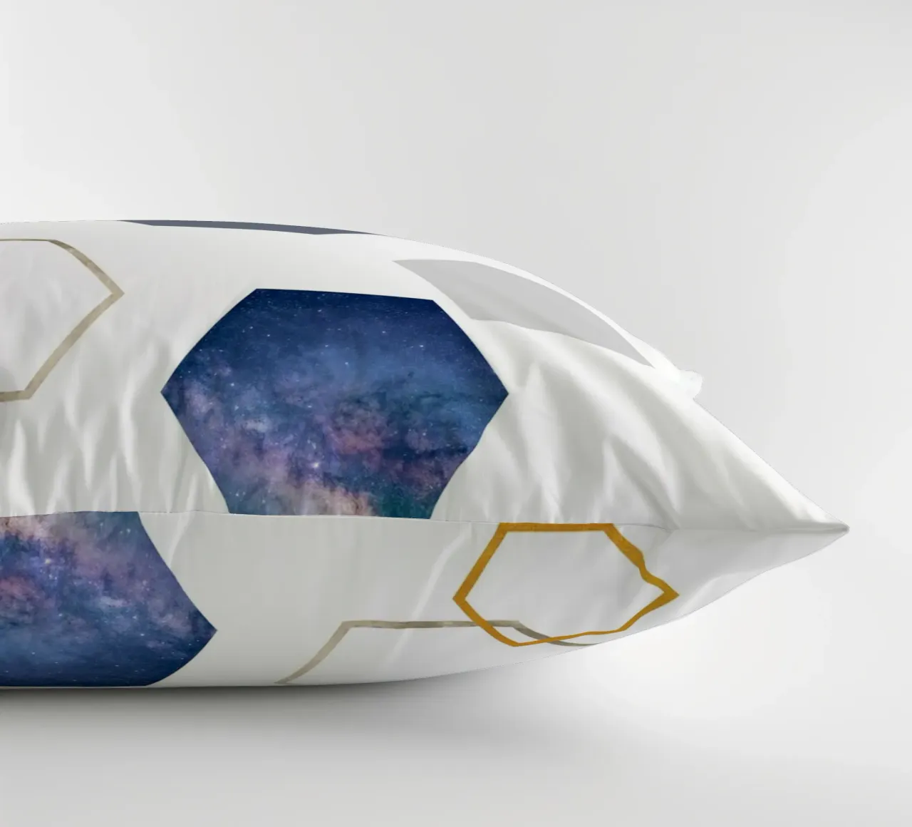 Hexagonal shapes and planet cuscino da LisaArtes