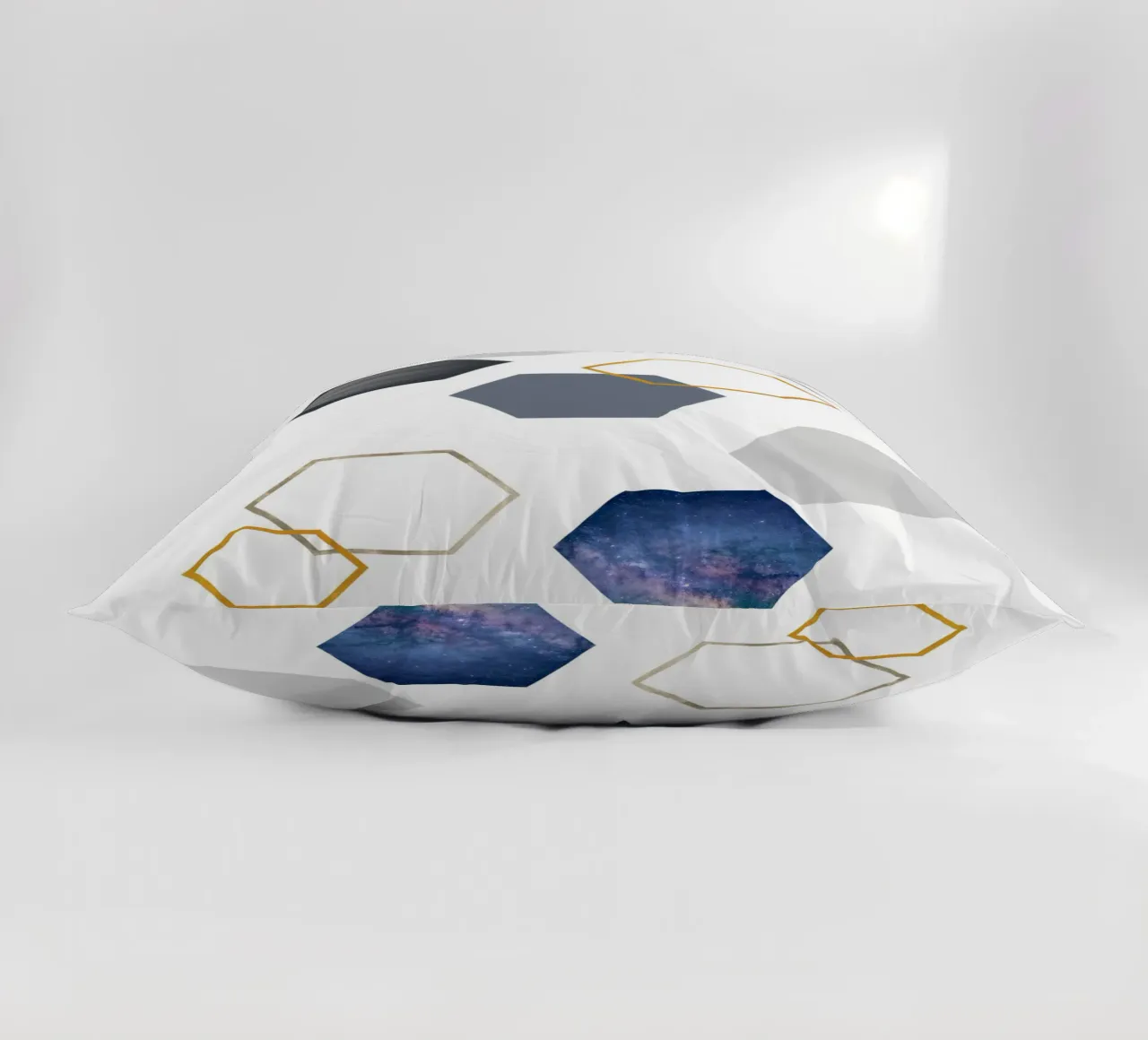 Hexagonal shapes and planet cuscino da LisaArtes