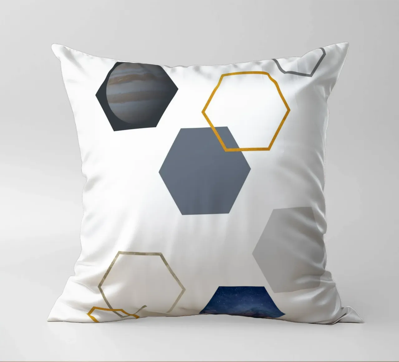 Hexagonal shapes and planet cuscino da LisaArtes