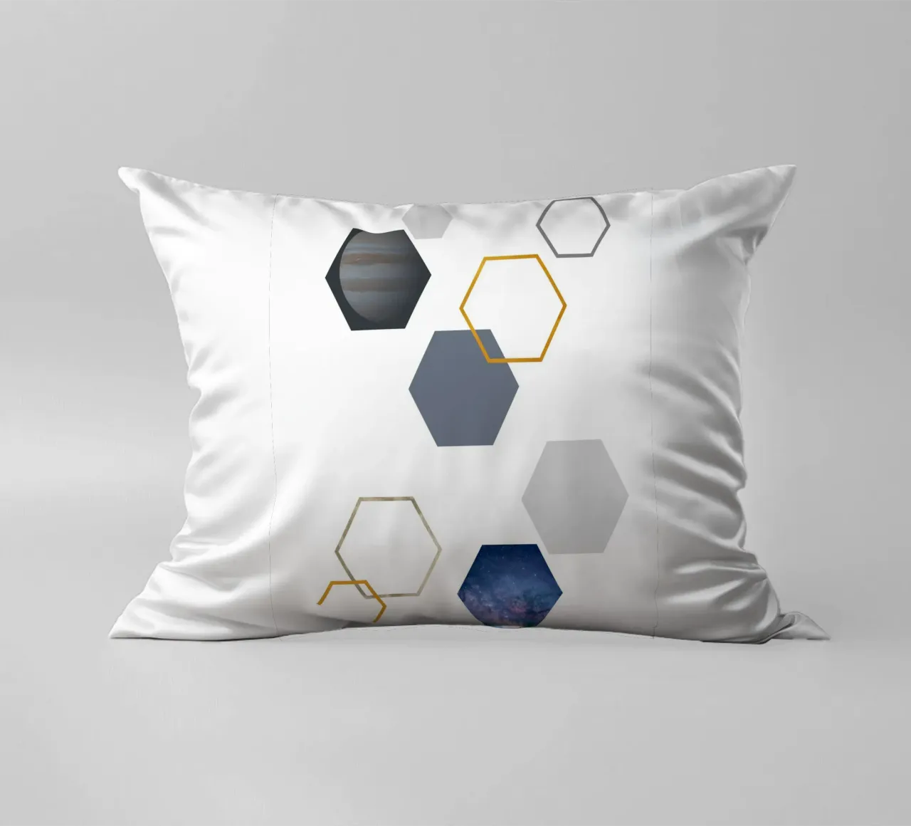 Hexagonal shapes and planet cuscino da LisaArtes