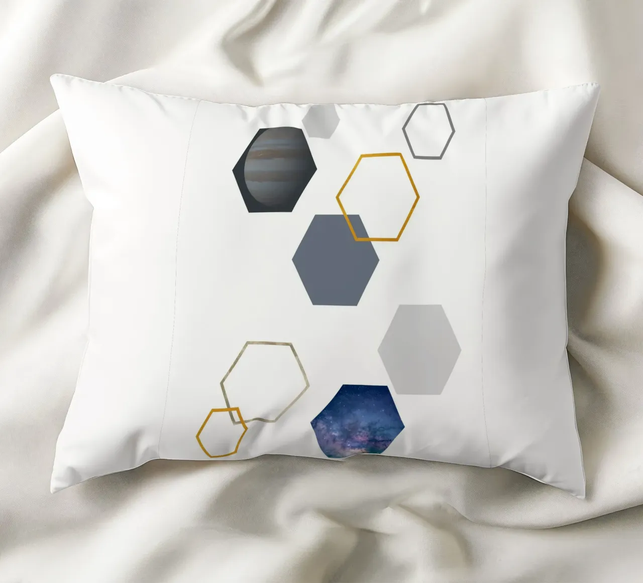 Hexagonal shapes and planet cuscino da LisaArtes