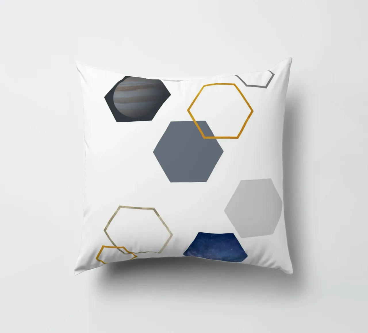 Hexagonal shapes and planet cuscino da LisaArtes