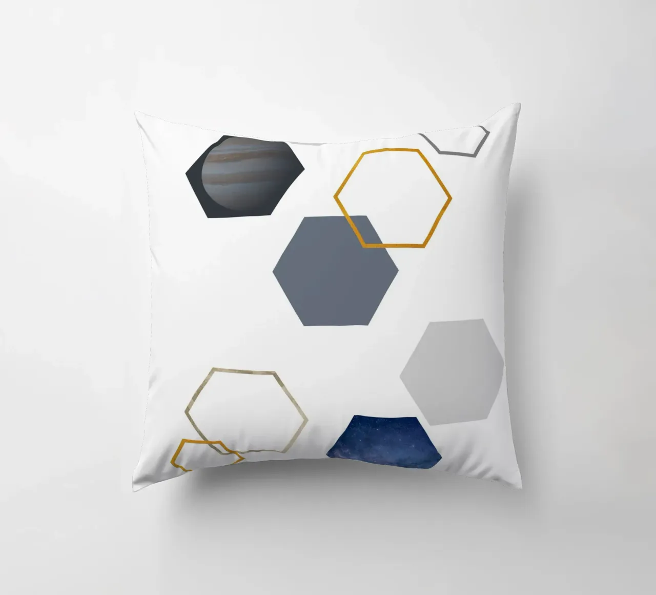 Hexagonal shapes and planet cuscino da LisaArtes