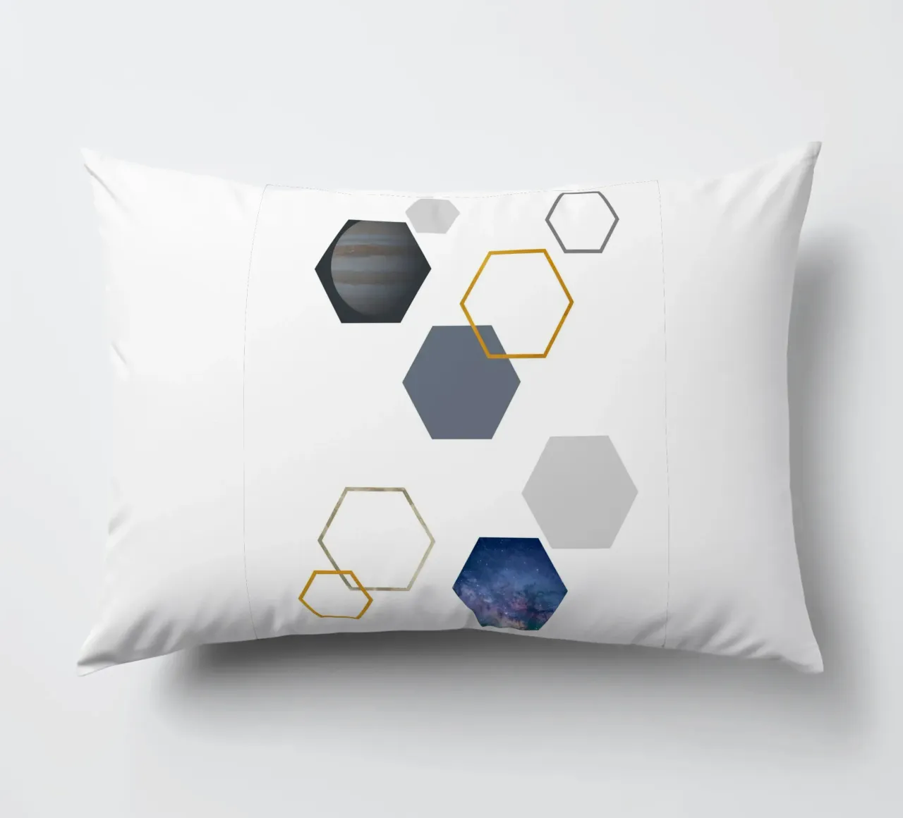 Hexagonal shapes and planet cuscino da LisaArtes