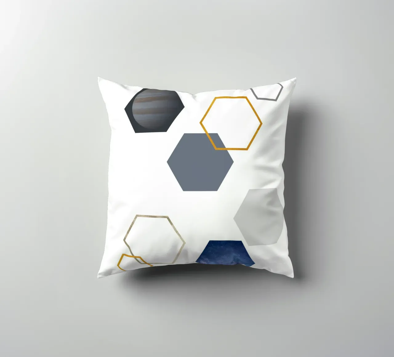 Hexagonal shapes and planet cuscino da LisaArtes