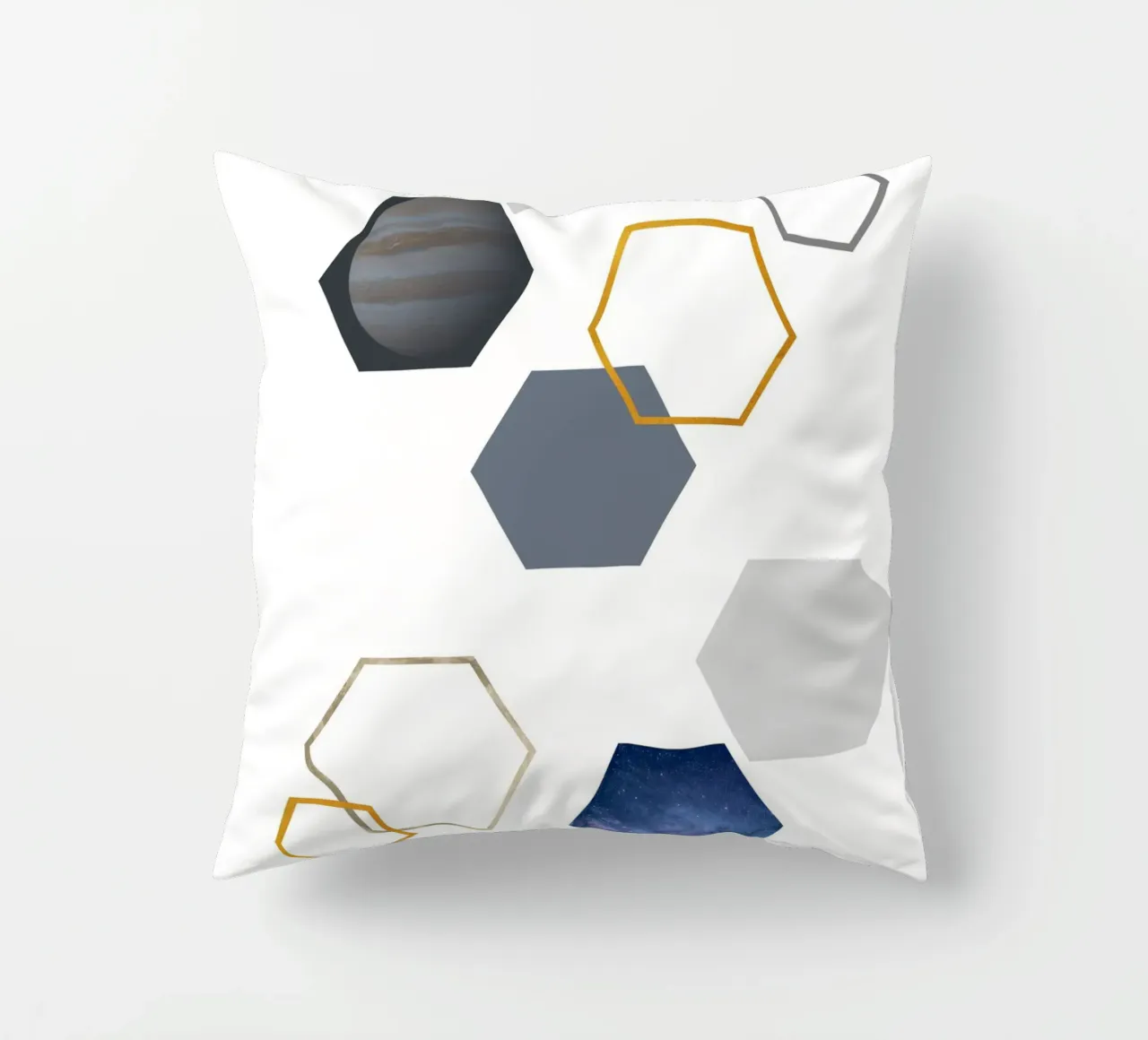 Hexagonal shapes and planet cuscino da LisaArtes