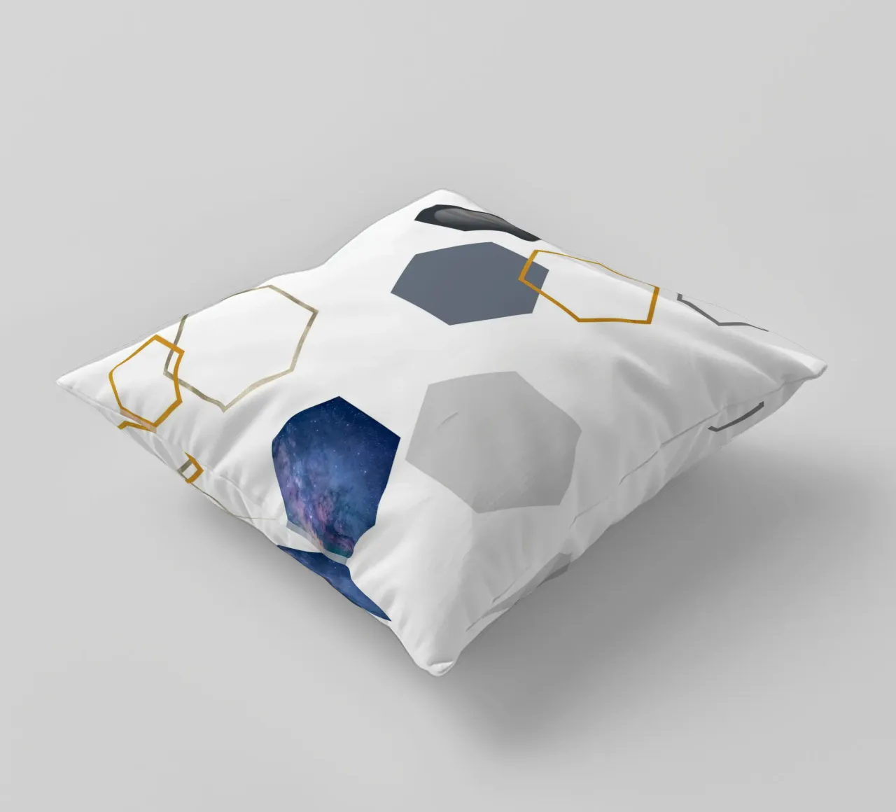 Hexagonal shapes and planet cuscino da LisaArtes