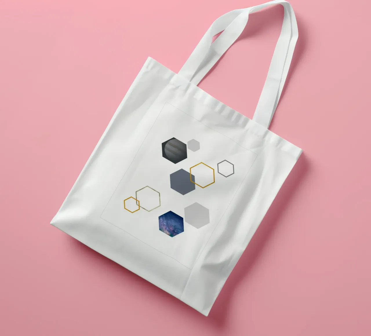 Hexagonal shapes and planet borsa in juta da LisaArtes