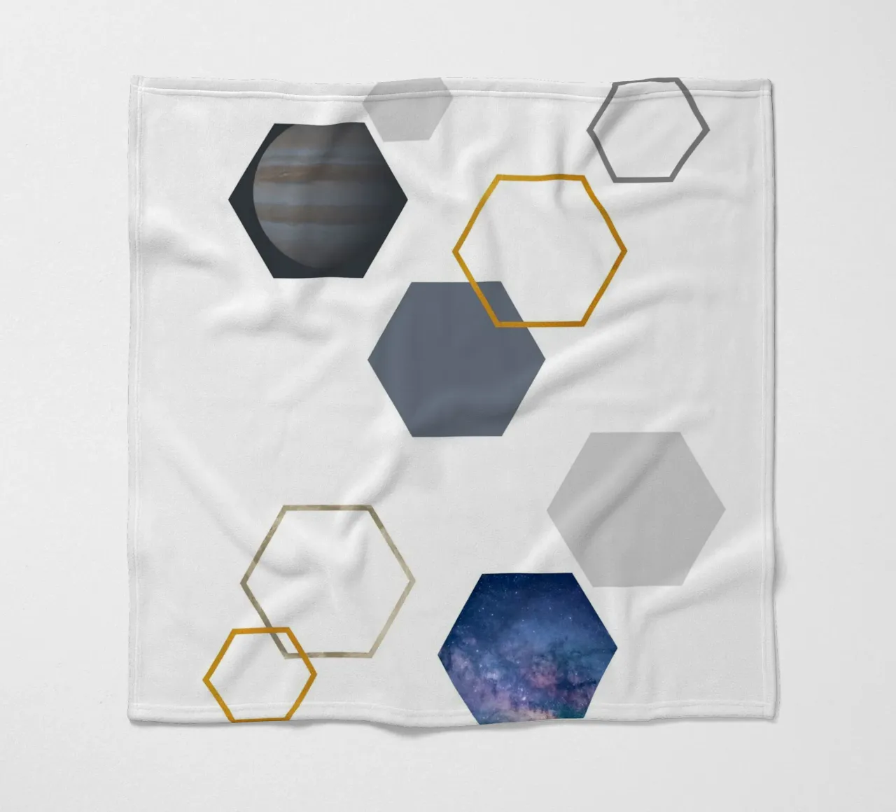 Hexagonal shapes and planet coperta in pile da LisaArtes