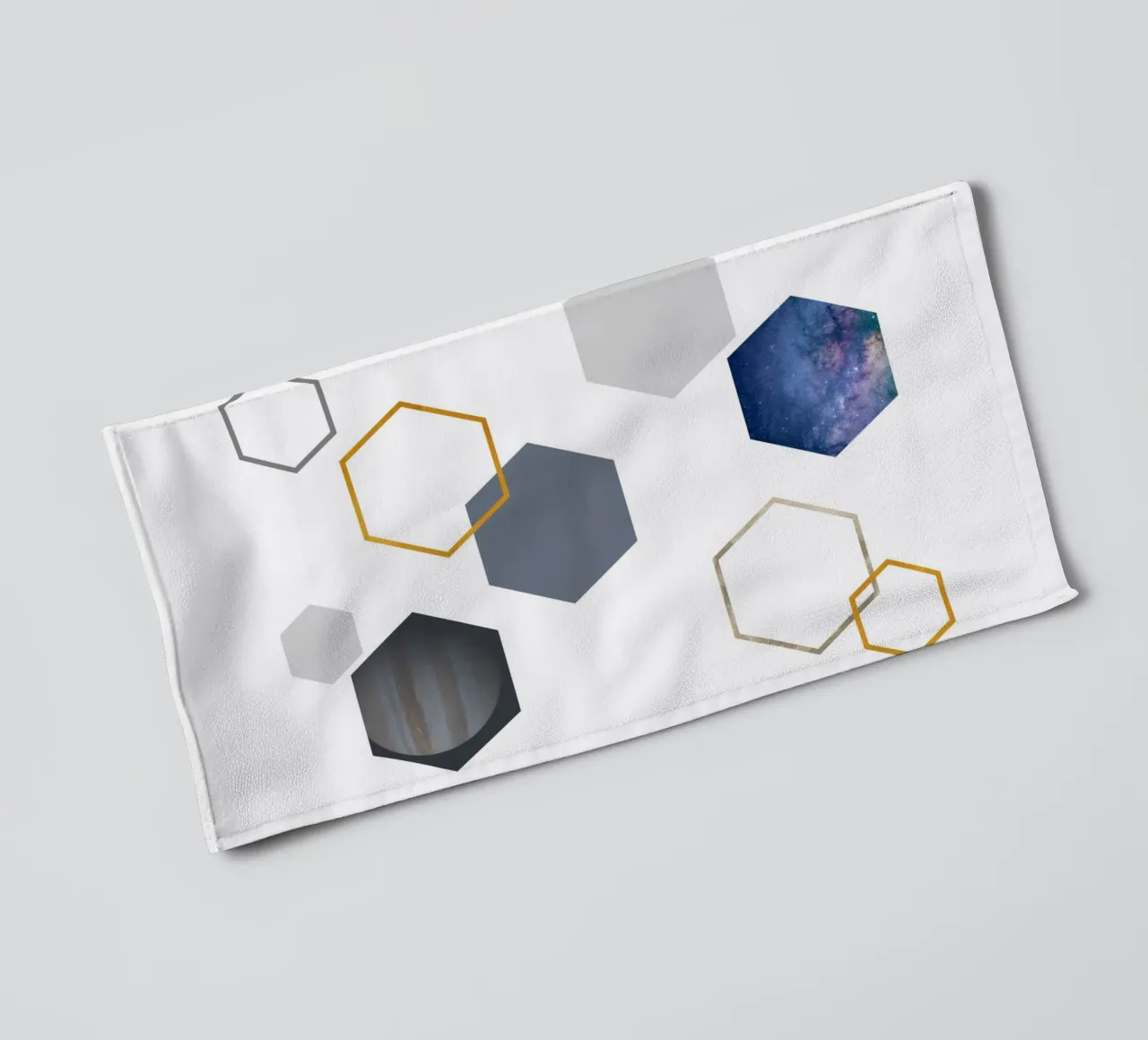 Hexagonal shapes and planet toalla de baño de LisaArtes