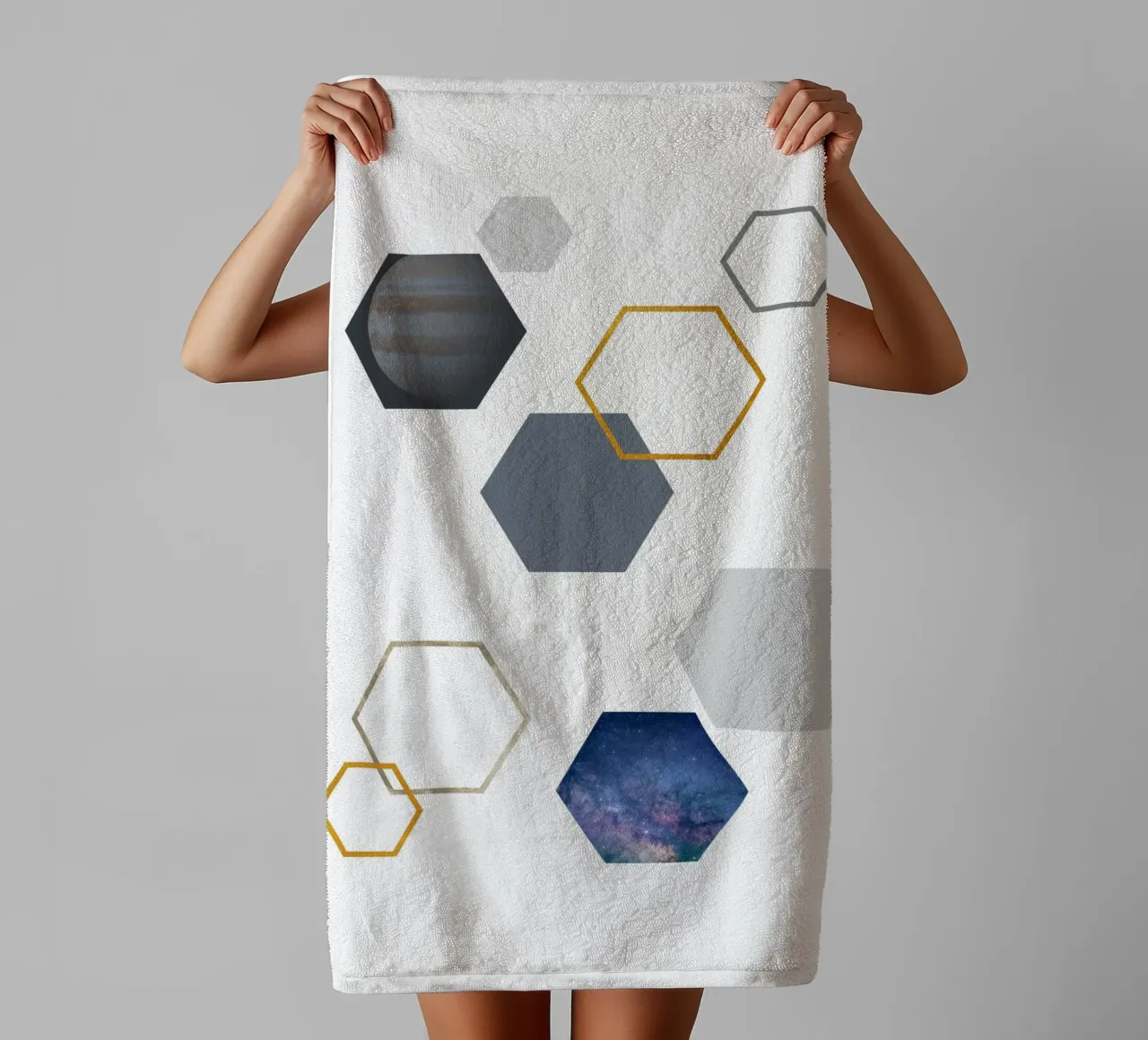 Hexagonal shapes and planet toalla de baño de LisaArtes
