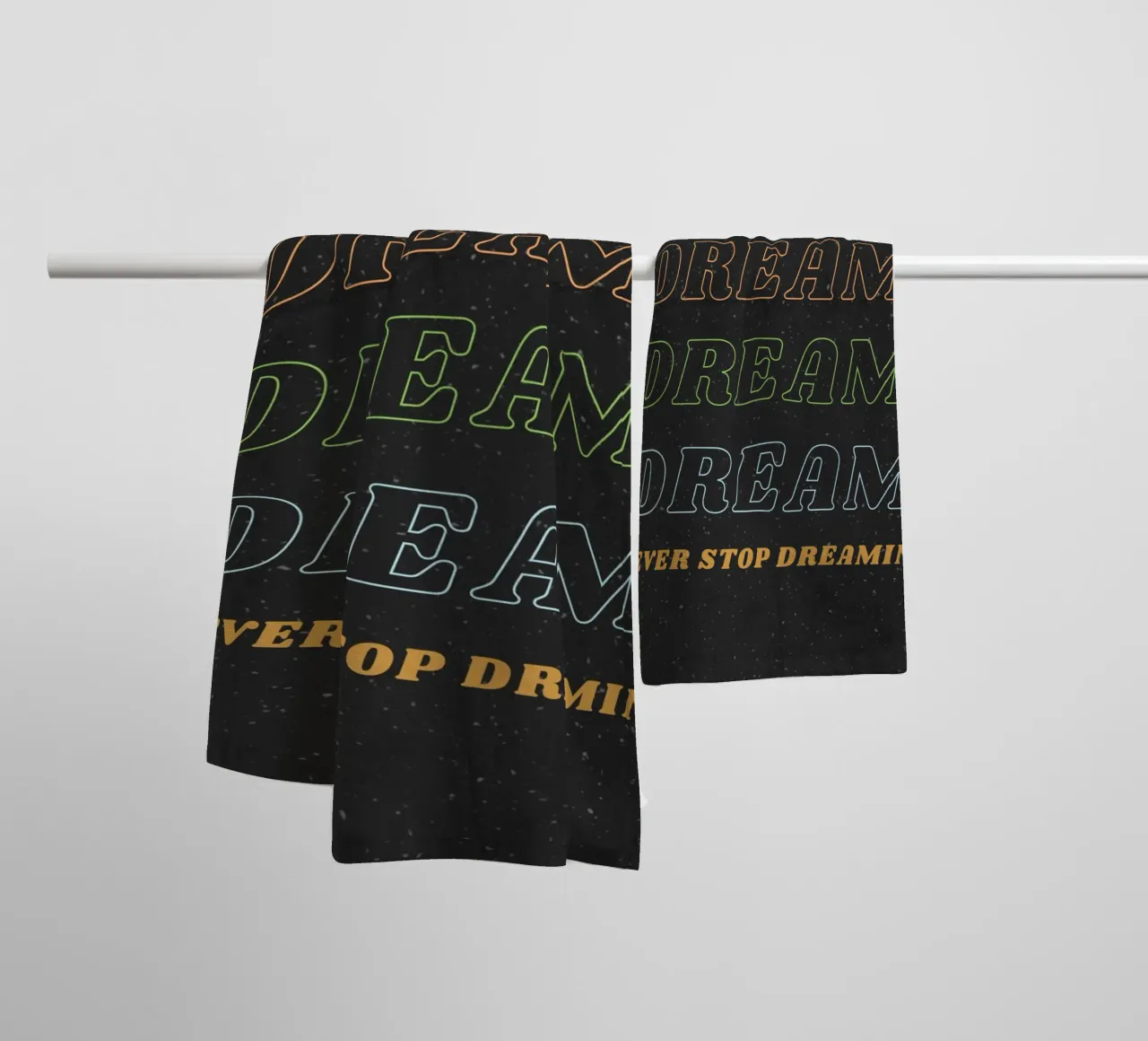 Never Stop Dreaming asciugamano da bagno da Dreamer10