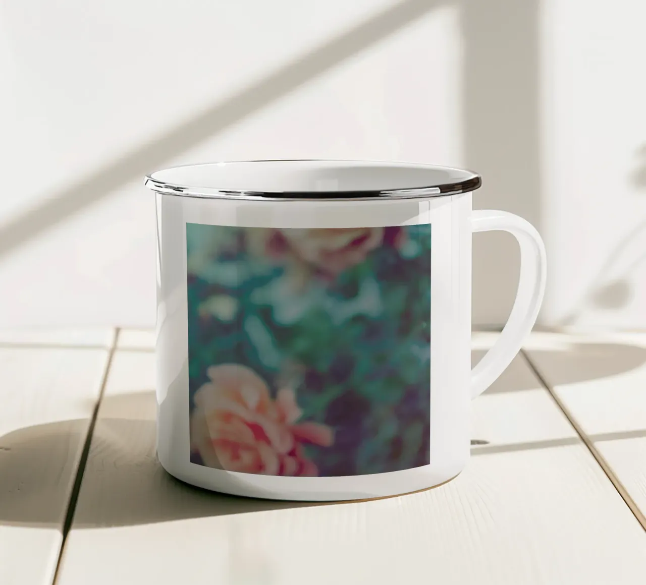Faded Floral tazza in smalto da Leah Flores