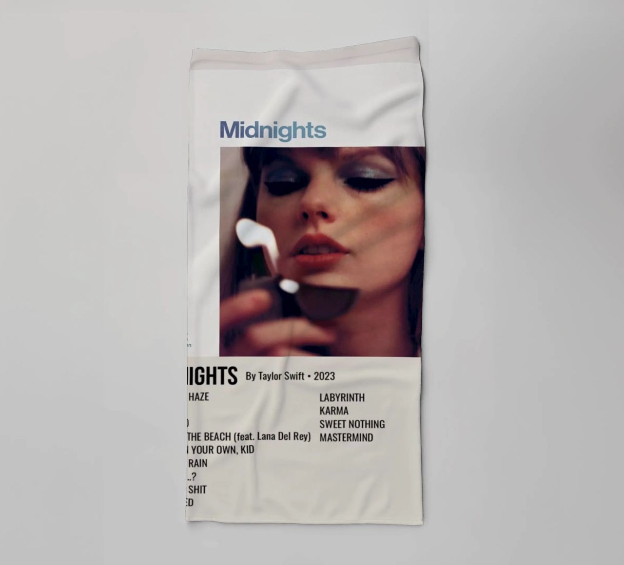 MIDNIGHTS By Taylor Swift - 2023 asciugamano da bagno da SoundStudio