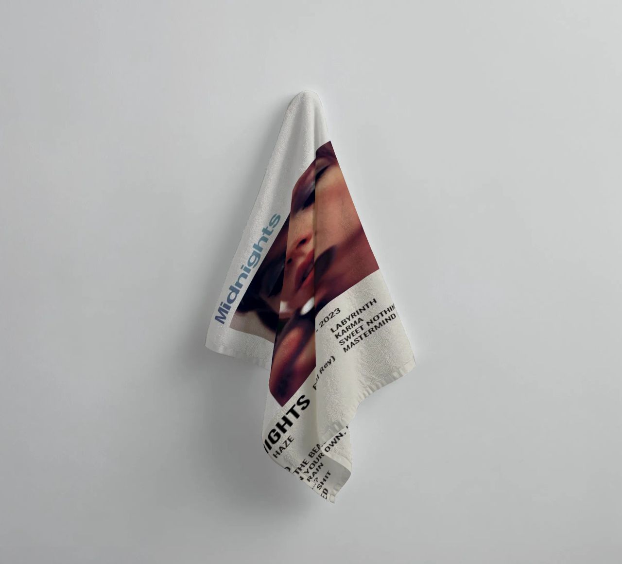 MIDNIGHTS By Taylor Swift - 2023 asciugamano da bagno da SoundStudio
