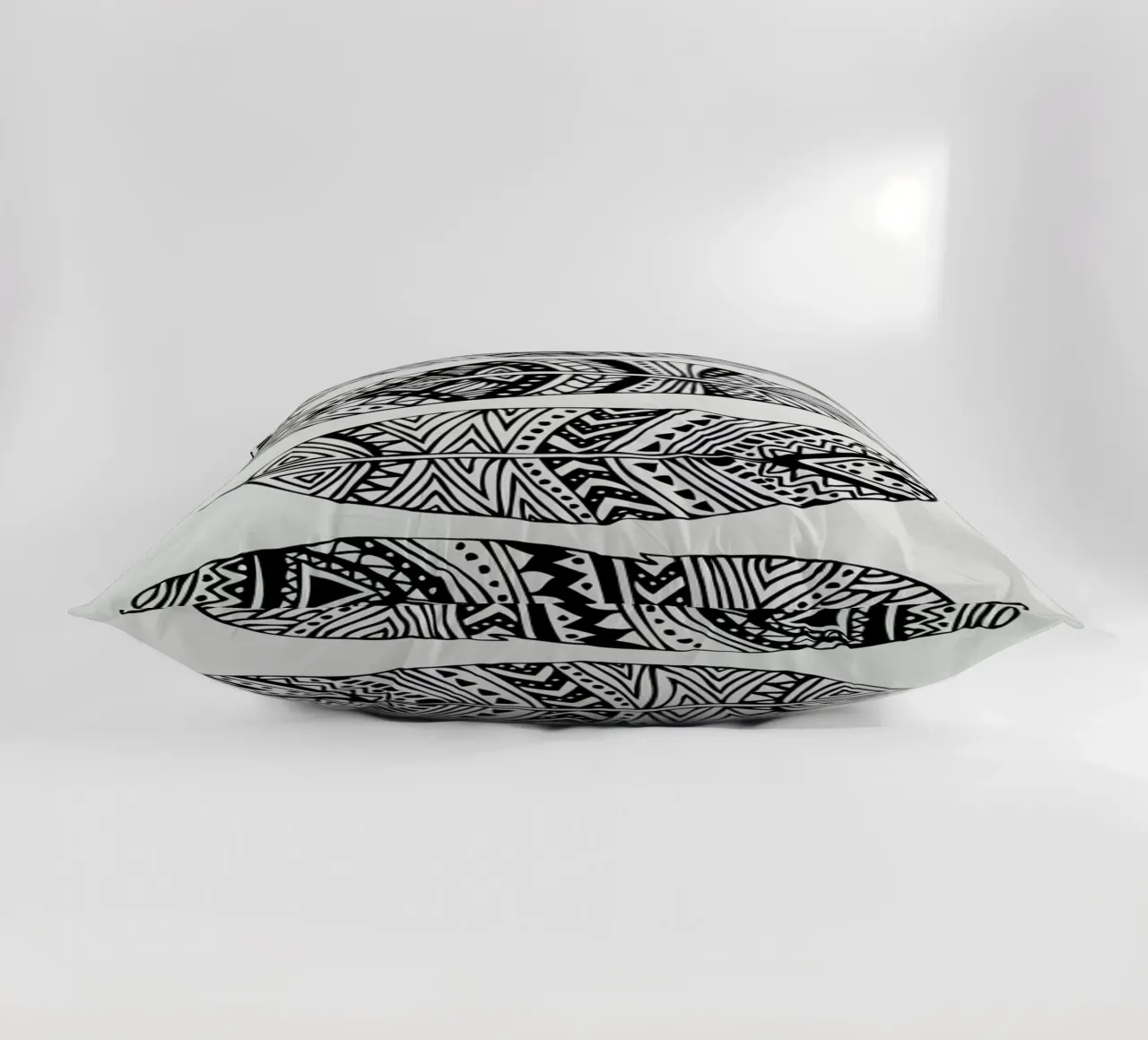 Feathers Of My Life cuscino da Pom Graphic Design
