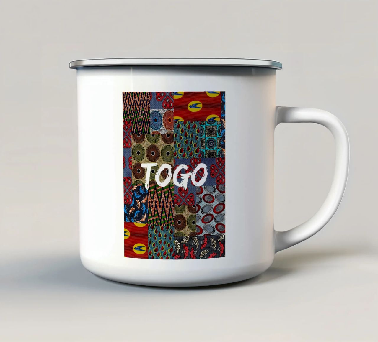 Togo emaille mok van Mathudace Créas