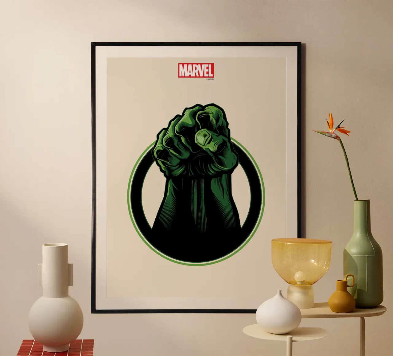 Hulks geballte Kraft poster avec cadre en bois de MARVEL Designs by JUNIQE