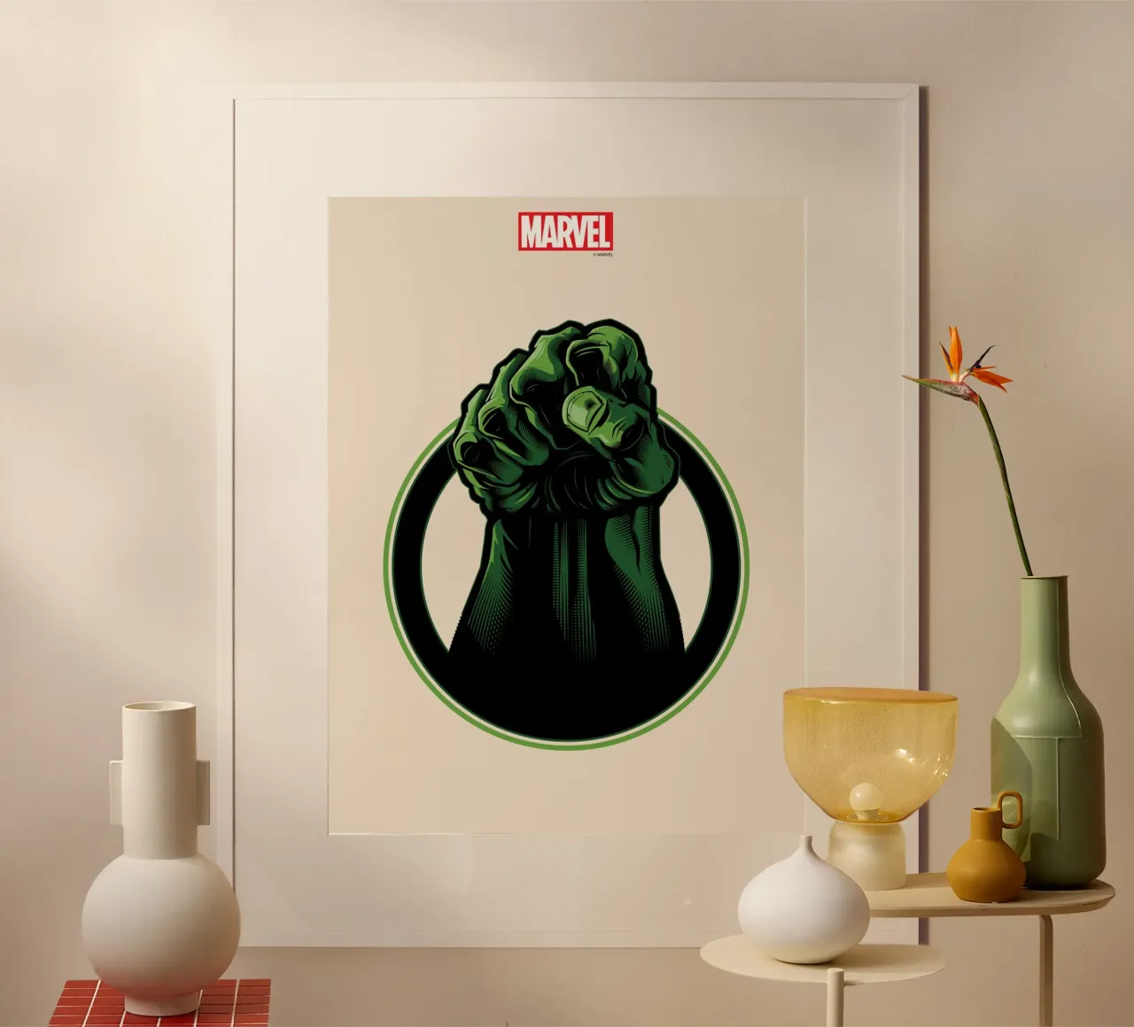 Hulks geballte Kraft poster avec cadre en bois de MARVEL Designs by JUNIQE