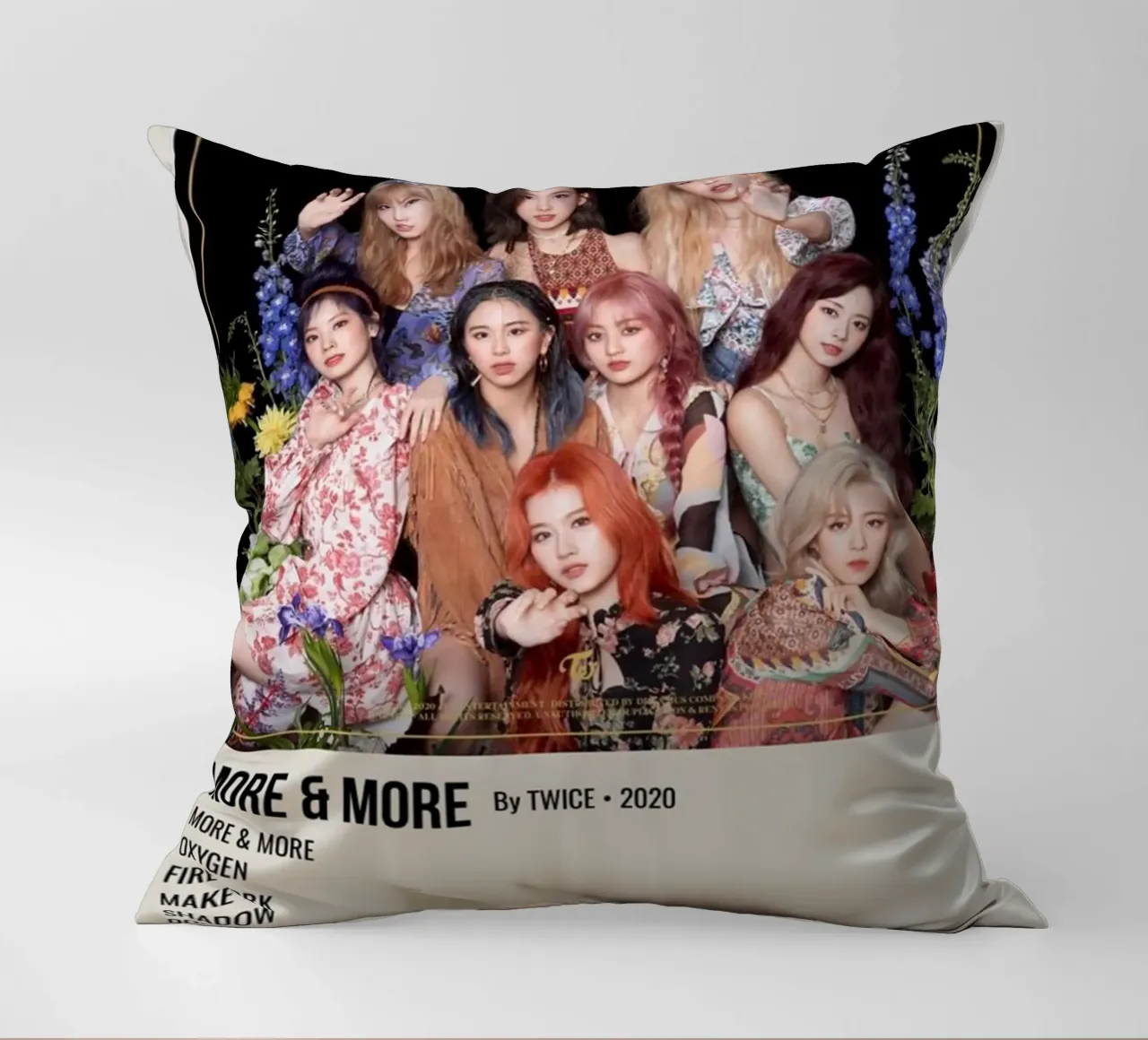 MORE & MORE By TWICE - 2020 coussin de SoundStudio