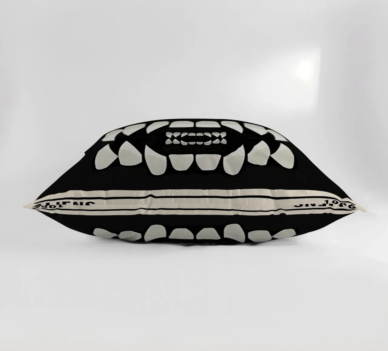 Aliens cuscino da TheArtstudio