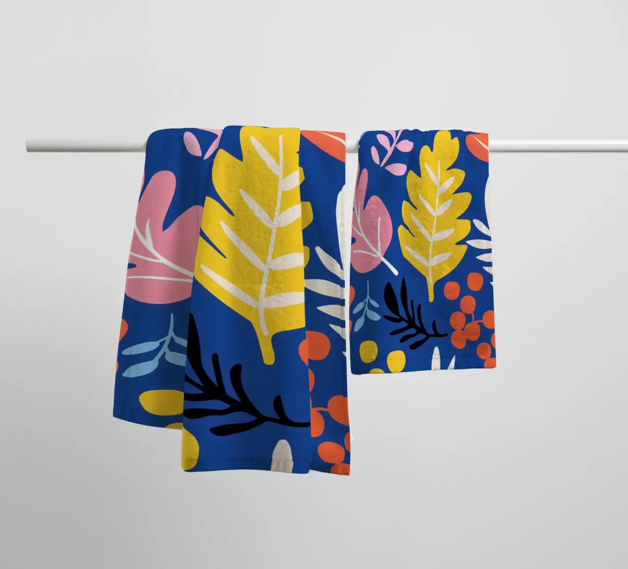 Abstracte bladeren - Levendig & Modern badhanddoek van Whole©