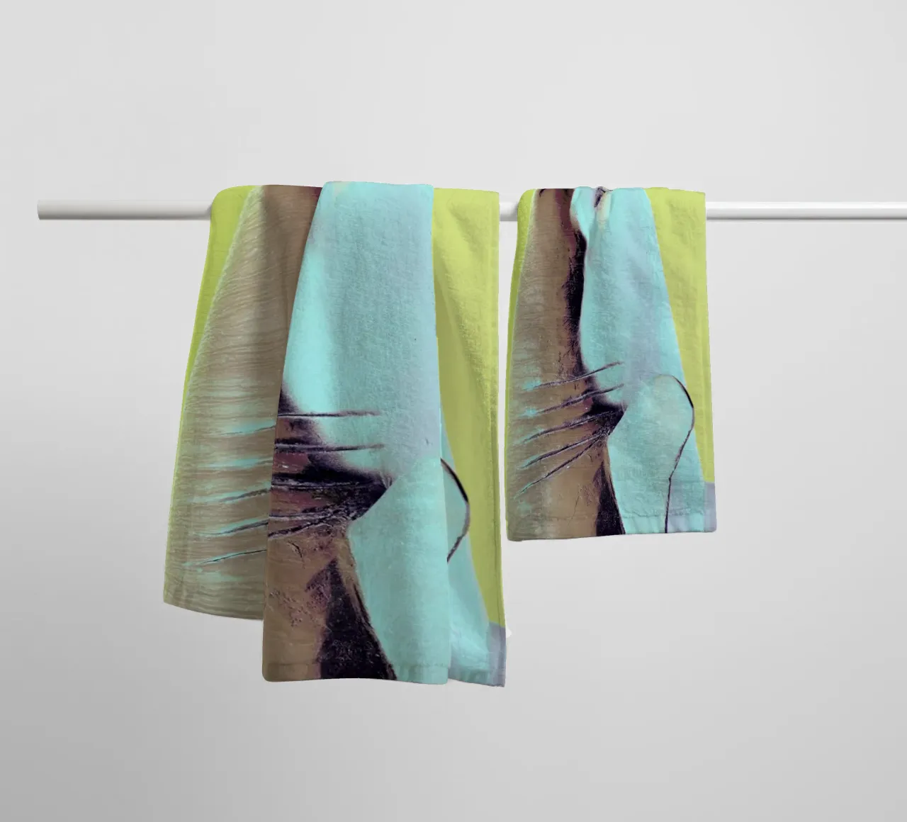 Attack! Yellow badhanddoek van Ballack Art House