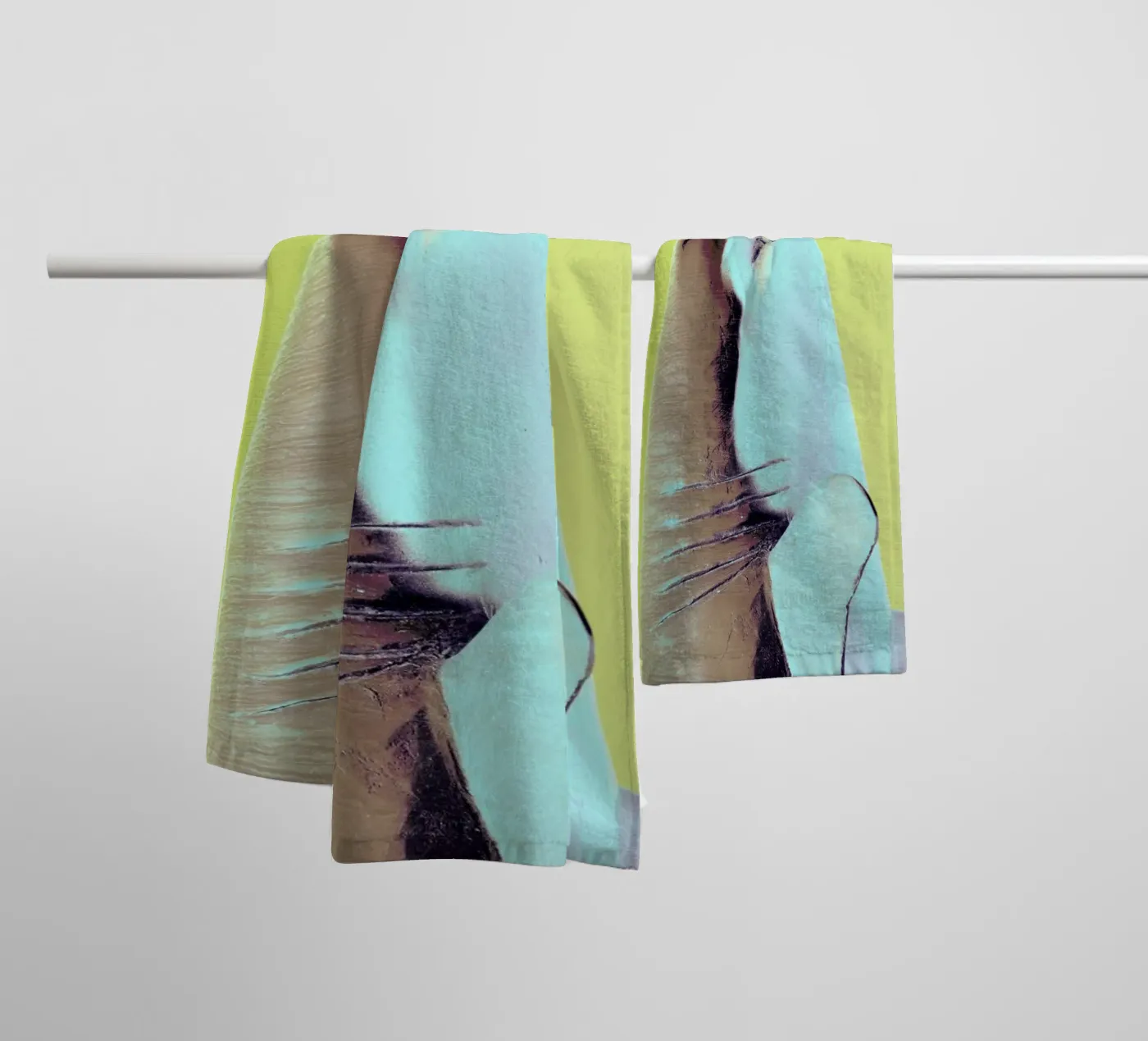 Attack! Yellow Handtuch von Ballack Art House