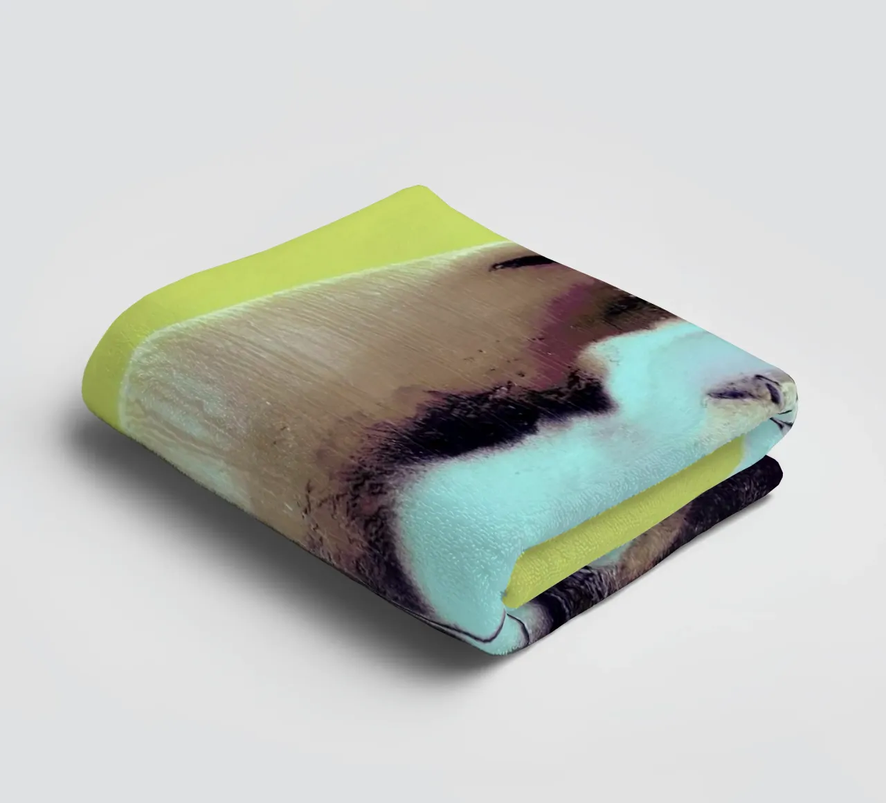 Attack! Yellow badhanddoek van Ballack Art House