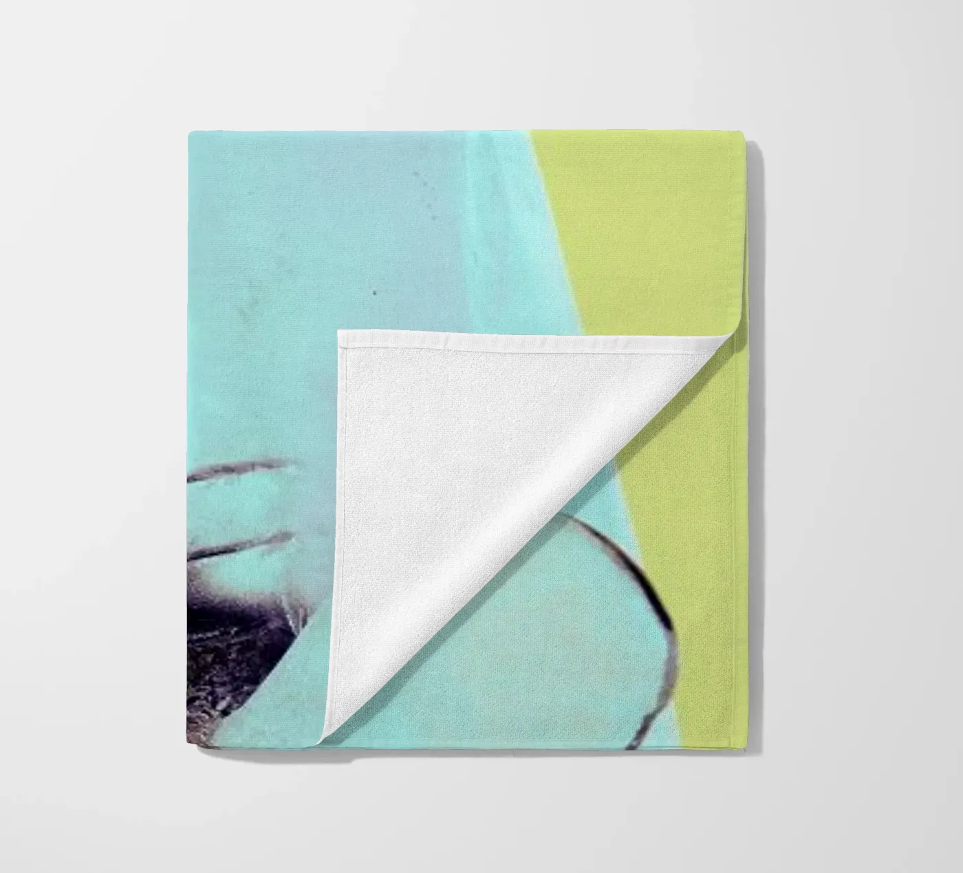 Attack! Yellow Strandtuch von Ballack Art House