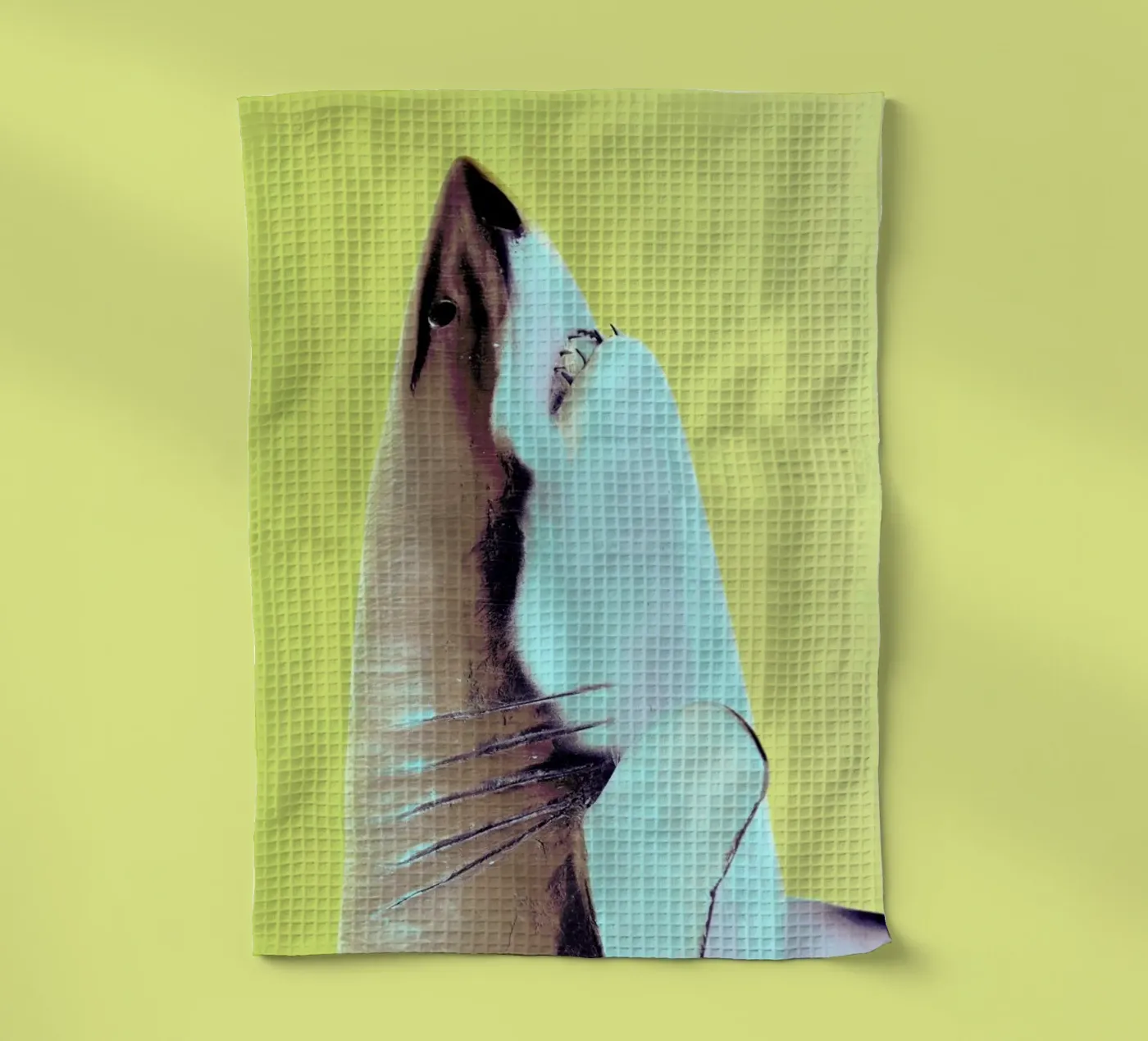 Attack! Yellow Geschirrtuch von Ballack Art House