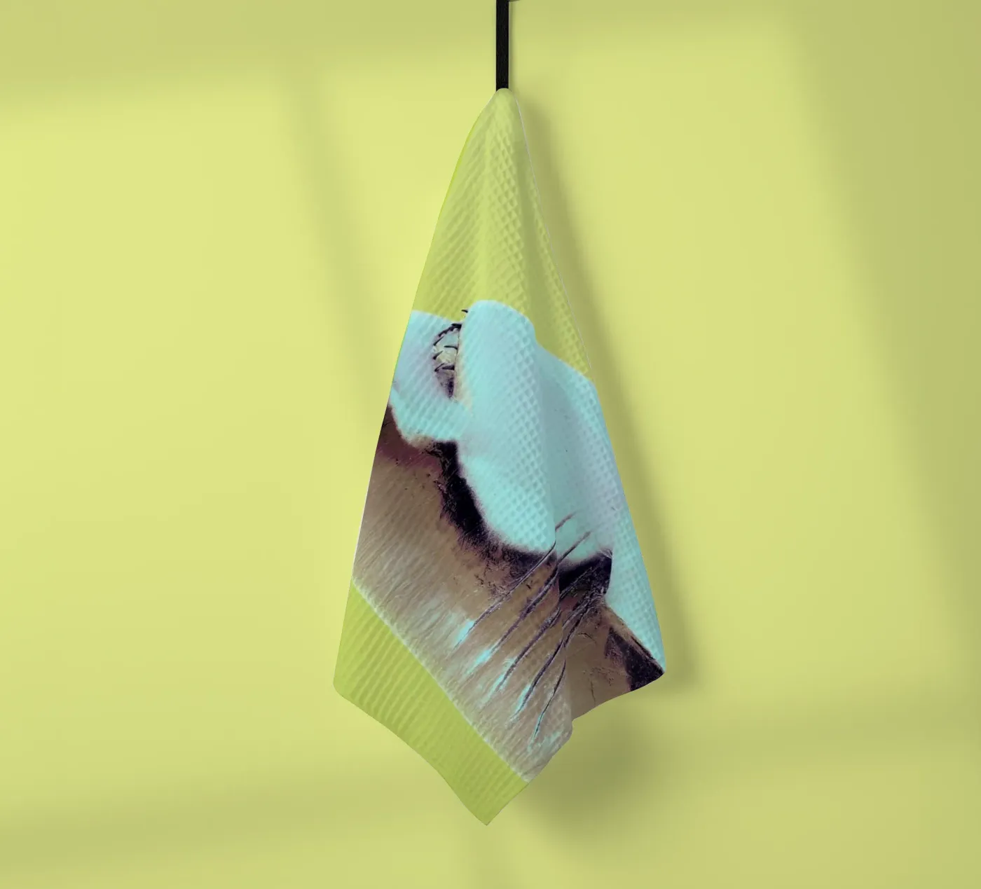 Attack! Yellow Geschirrtuch von Ballack Art House