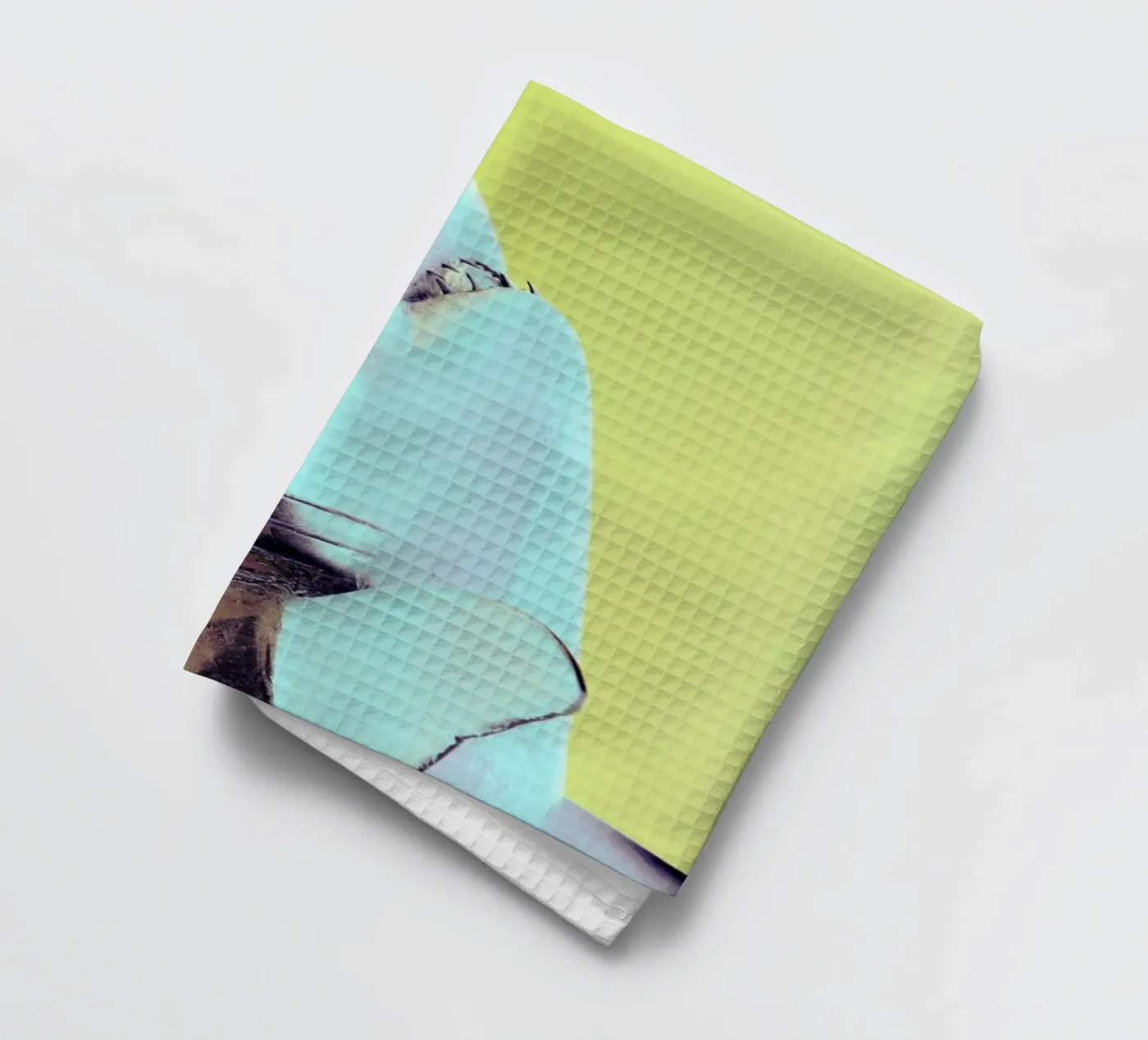 Attack! Yellow Geschirrtuch von Ballack Art House