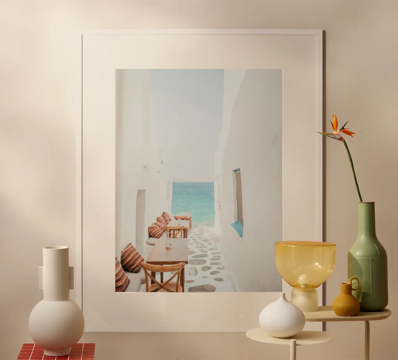 Caffè dell'isola greca di Mykonos poster con telaio in plastica da TheTravelClub