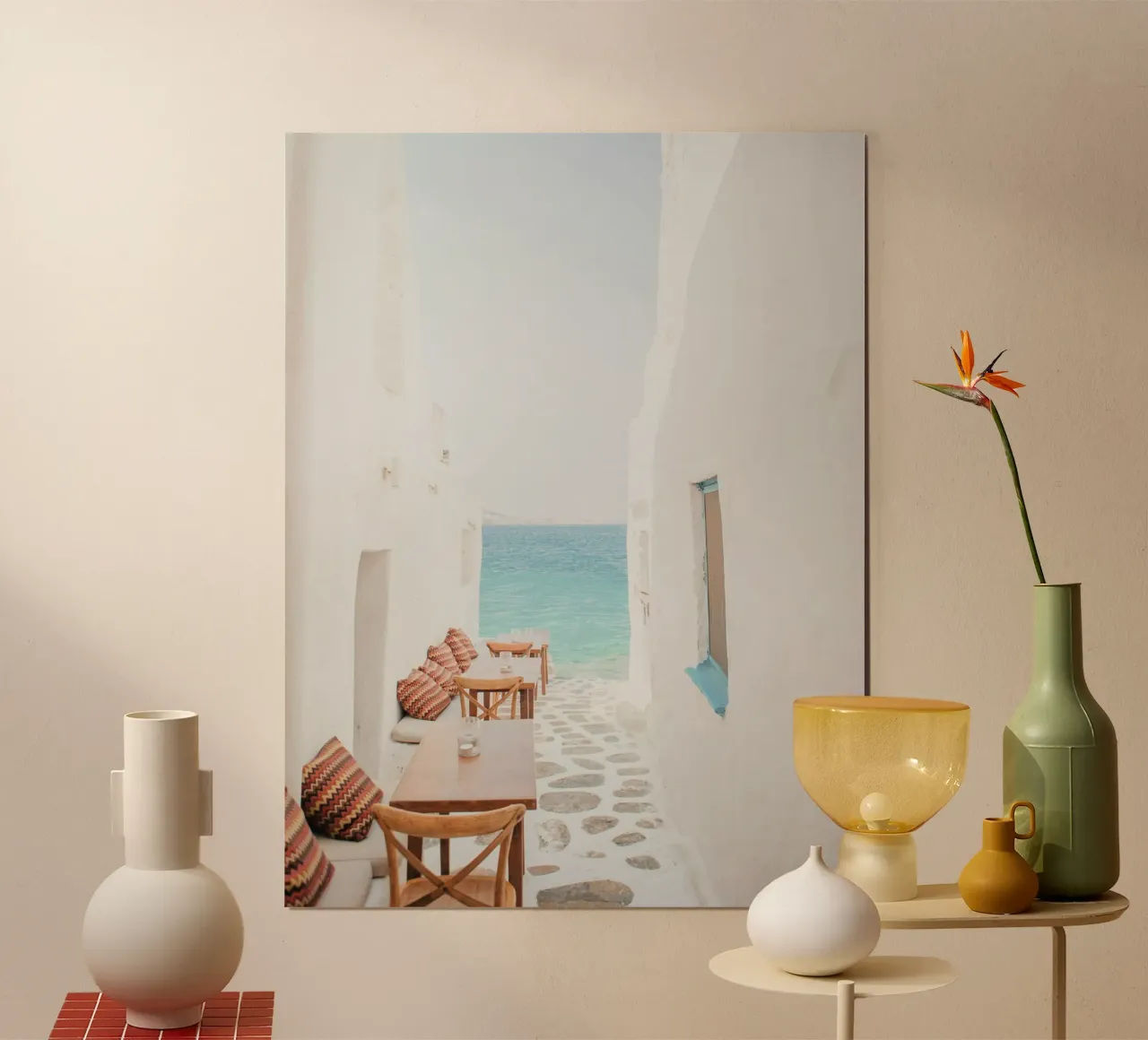 Caffè dell'isola greca di Mykonos poster con telaio in plastica da TheTravelClub