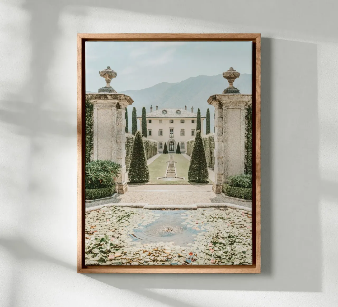 Lake Como Villa, La Dolce Vita, Travel Print tela con Cornice a cassetta da TheTravelClub