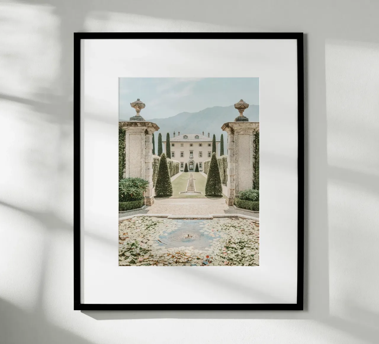 Lake Como Villa, La Dolce Vita, Travel Print poster da TheTravelClub