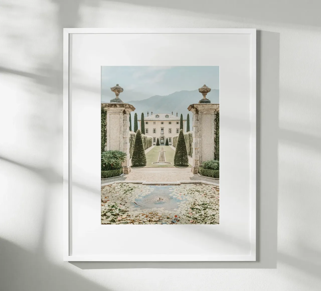 Lake Como Villa, La Dolce Vita, Travel Print poster da TheTravelClub