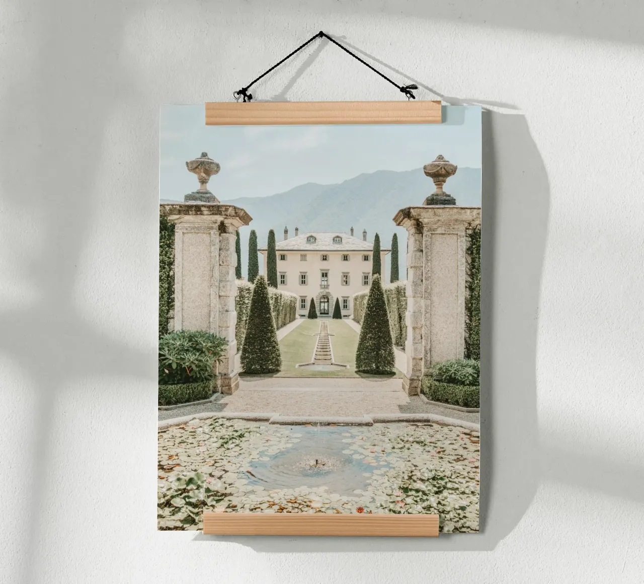 Lake Como Villa, La Dolce Vita, Travel Print poster da TheTravelClub