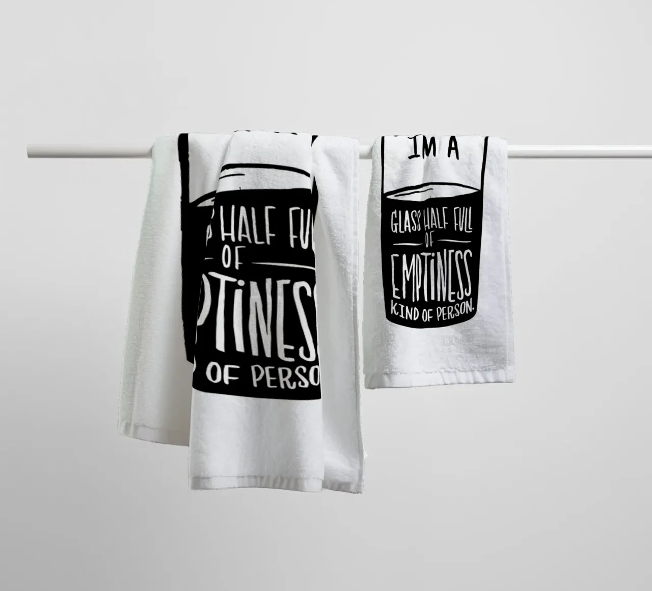Half Full asciugamano da bagno da Matthew Taylor Wilson