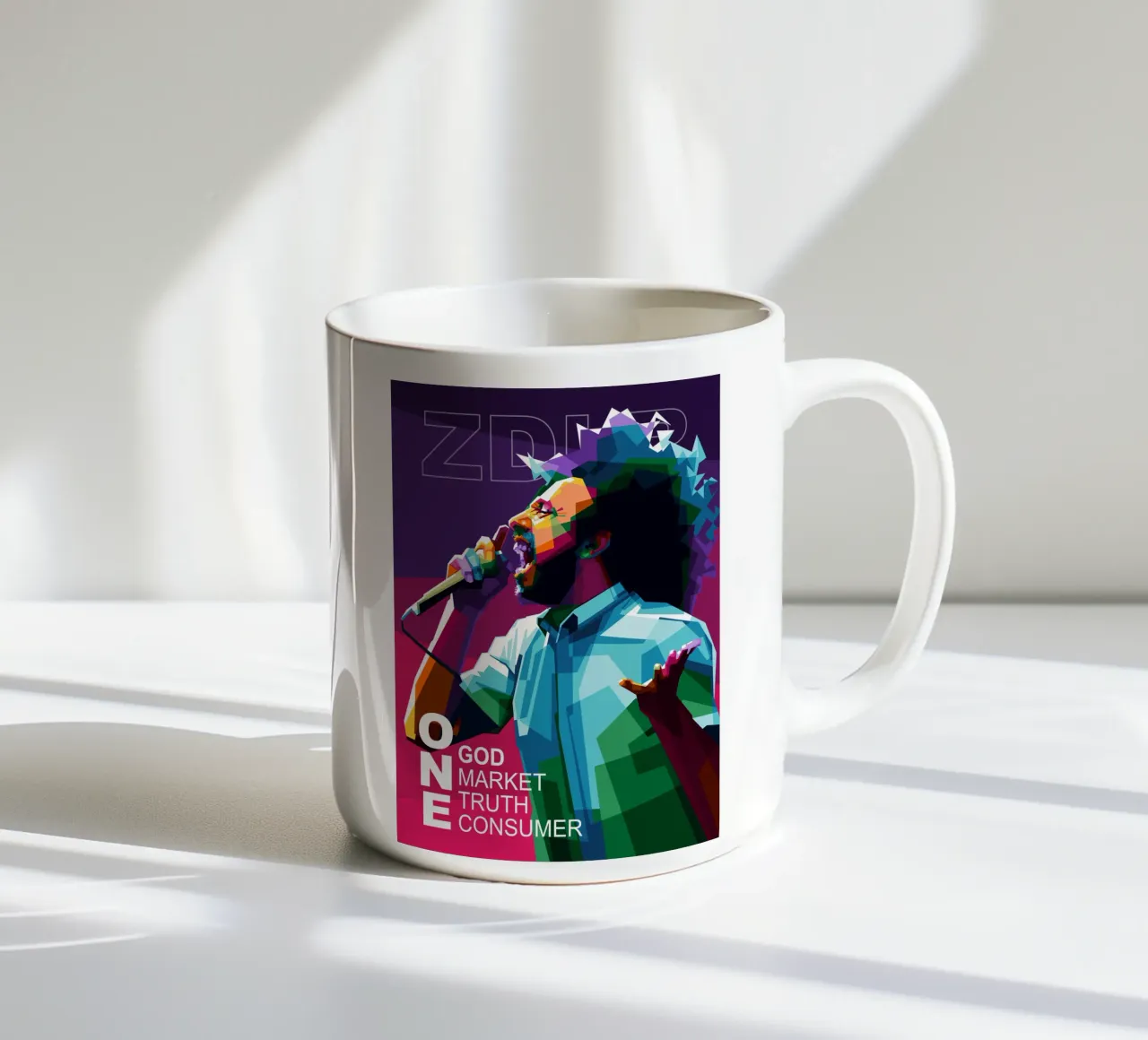 UN SEUL DIEU, UN SEUL MARCHÉ, UNE SEULE VÉRITÉ, UN SEUL CONSOMMATEUR. mug en céramique de Alkahfsmart